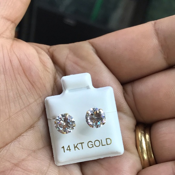 14k yellow gold 6mm White round cut cz w screwback - Picture 1 of 3
